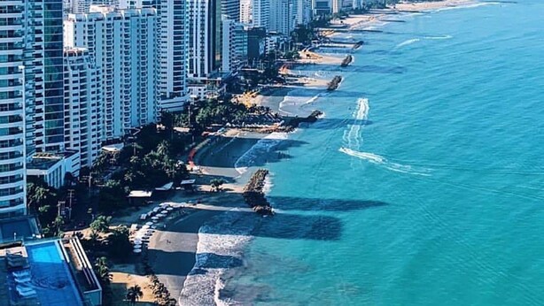 A coastal cityscape with high-rise buildings and a beach. - 2P1-AL4 APARTAMENTO DE 2 ALC CON AIRE A. (Cartagena)