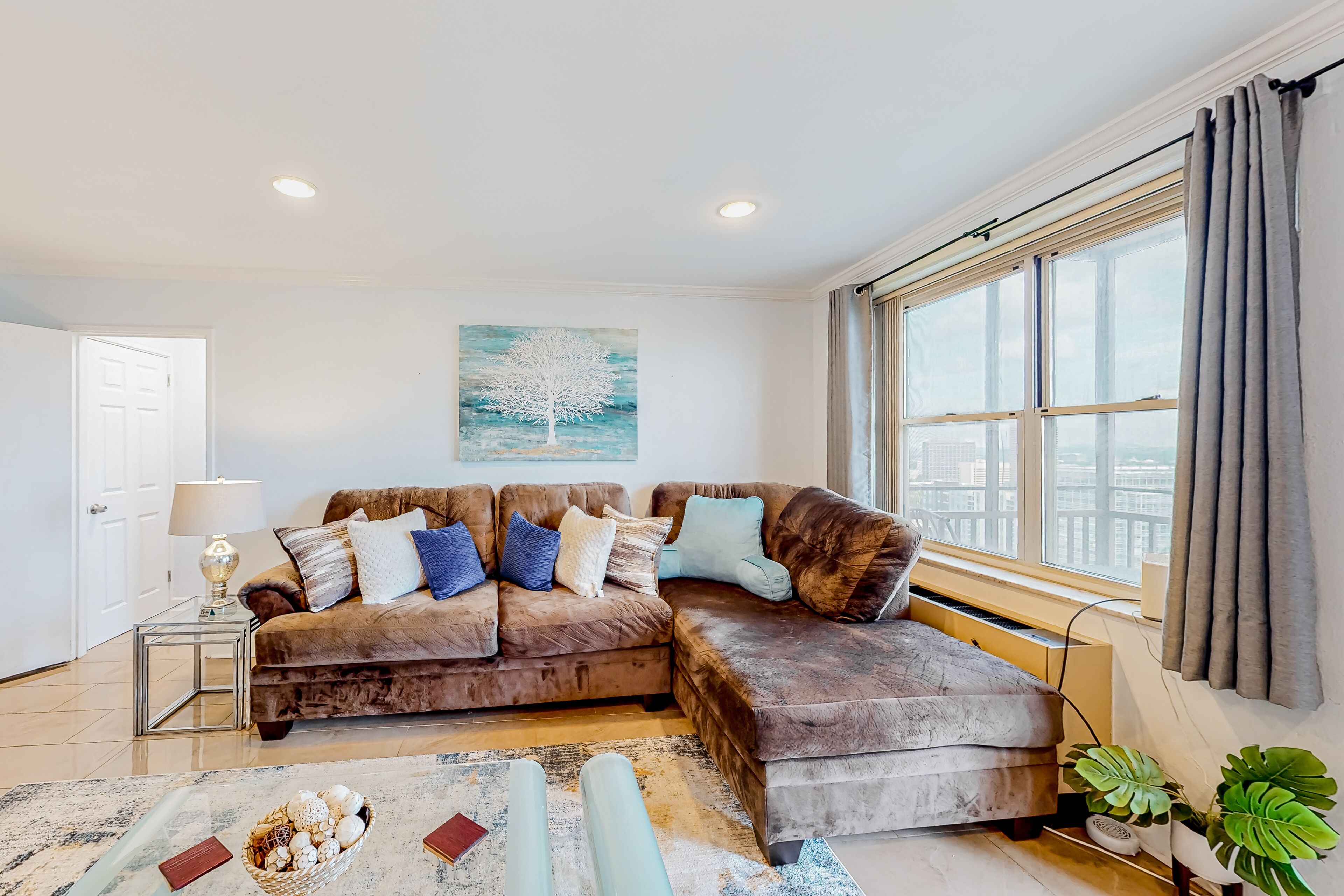 High rise condo with excellent city views, balcony, & AC - wheelchair accessible