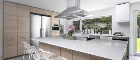 Een koelkast, een oven, een kookplaat, een vaatwasser