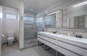Een douche, een haardroger, handdoeken, zeep