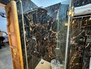 Secadora de cabello, toallas, jabón, shampoo 
