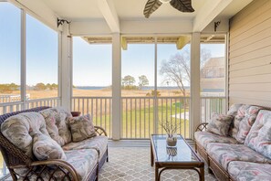 Télévision, cheminée, lecteur de DVD, livres