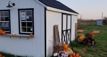 Cozy farmhouse with views and amenities! Pet-friendly, baby goats and chickens!