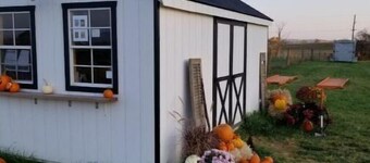 Cozy farmhouse with views and amenities! Pet-friendly, baby goats and chickens!