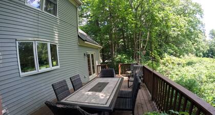 Comfy 4 Bedroom Home Close to Downtown and Beaches