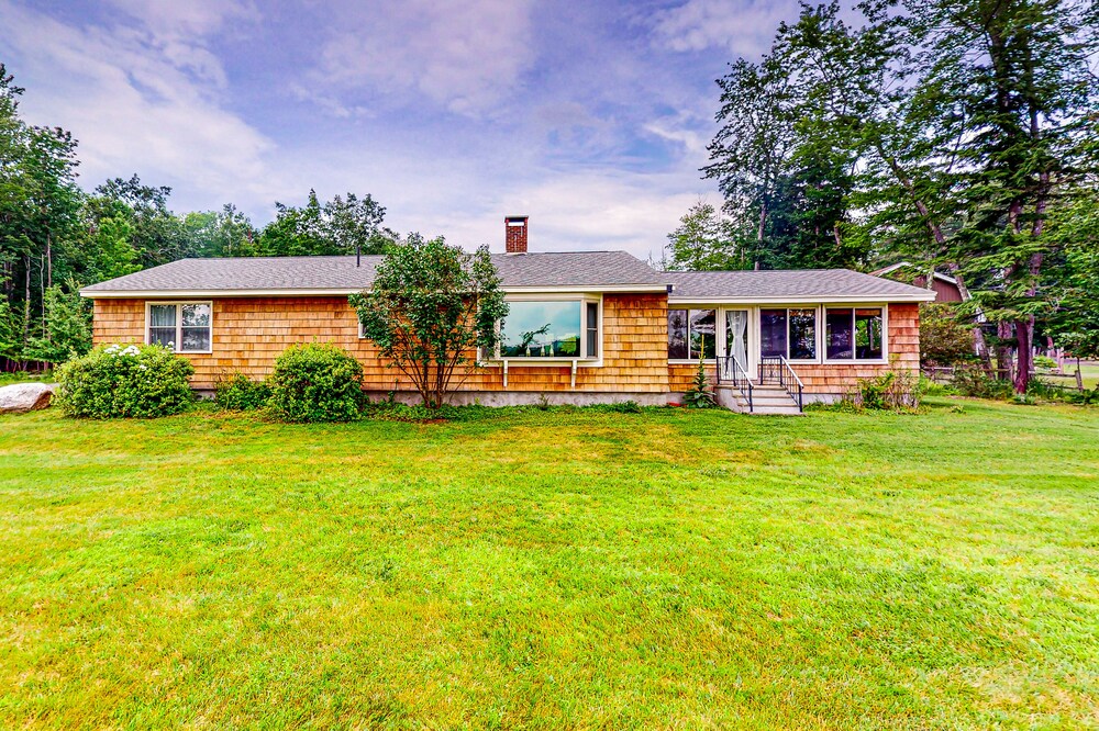 Lakefront home with private dock, firepit, grill, kayaks, canoes