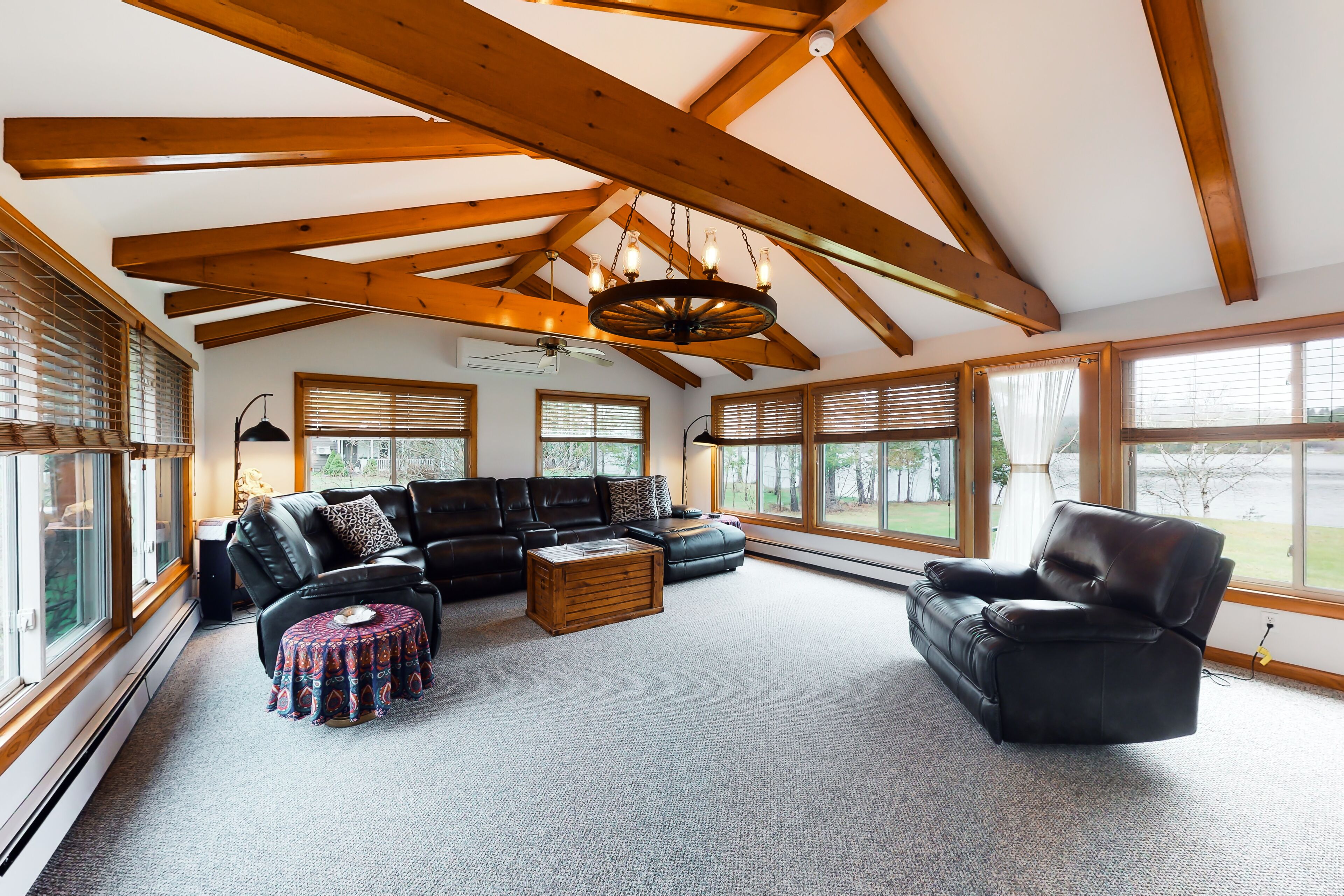 Televisión, chimenea, mesa de ping pong, servicios de streaming