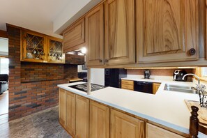 Fridge, microwave, oven, stovetop - Lakehouse home with private dock, firepit, grill, kayaks and canoes (Norway)