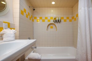 Bathtub, hair dryer, towels - Timeless Charm Steps from Santa Fe Plaza & Museums - Casa Sueno (Santa Fe)