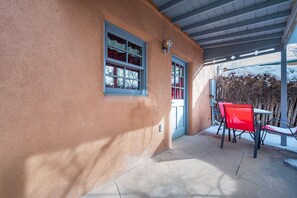 Outdoor dining - Timeless Charm Steps from Santa Fe Plaza & Museums - Casa Sueno (Santa Fe)