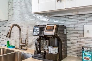 Frigorifero, microonde, forno, piano cottura