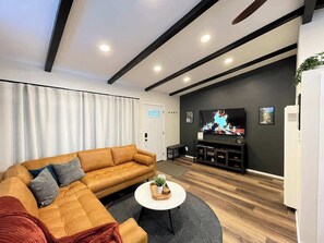 Fernseher, Videospiele, Bücher, Arbeitsbereiche