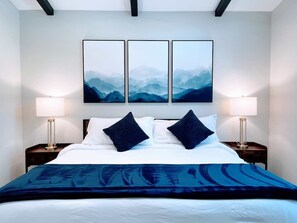 2 Schlafzimmer, Schreibtisch, Bügeleisen/Bügelbrett, Reisekinderbett