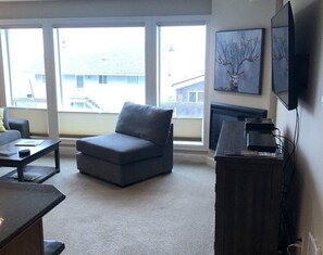 Smart-tv, eldstad och böcker