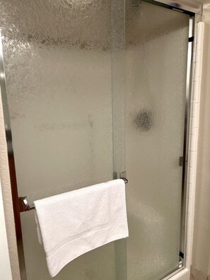 Shower, hair dryer, bidet, towels - Our Happy Place Steps from Rockaway Beach (Rockaway Beach)