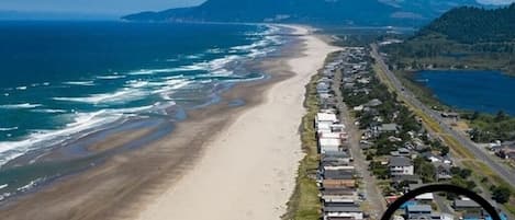 Plage, chaises longues, serviettes de plage