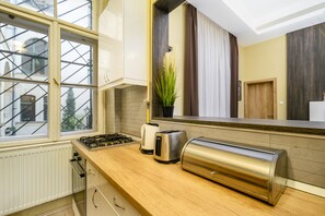 Kjøleskap, mikrobølgeovn, ovn og kokeplater