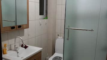 Dusche, Haartrockner, Handtücher, Shampoo