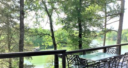 Evening Breeze Cabin #10 on the Lake!