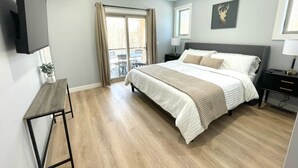 4 soverom, skrivebord, strykejern/-brett og reiseseng for barn
