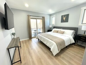 4 chambres, bureau, fer et planche à repasser, lit de bébé portatif