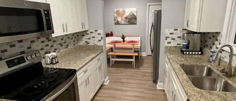 冷蔵庫、電子レンジ、オーブン、コンロ