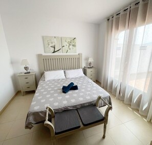 3 makuuhuonetta, silitysrauta/-lauta, vauvan matkasänky, vuodevaatteet