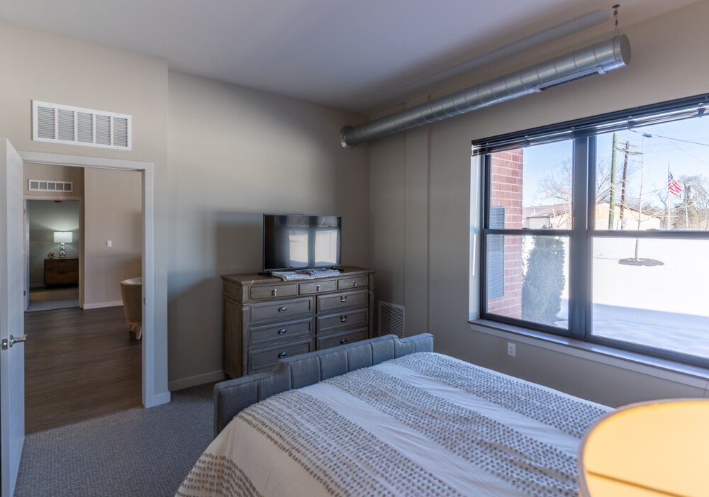 NEW Corporate Luxe Industrial Apartment in Downtown Milford Milford FeWodirekt