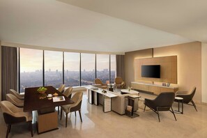 Suite, 2 habitaciones | Sala de estar | Televisión LCD de 56 pulgadas con canales por cable y televisión