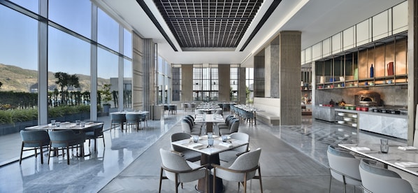 Se sirven desayunos, comidas y cenas con vista al jardín