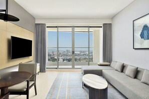 Luksussuite, 1 soverom | Oppholdsrom | En 56-tommers LCD-TV med kabel-kanaler samt TV