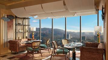 Aamiainen, lounas ja illallinen; näkymät puutarhaan