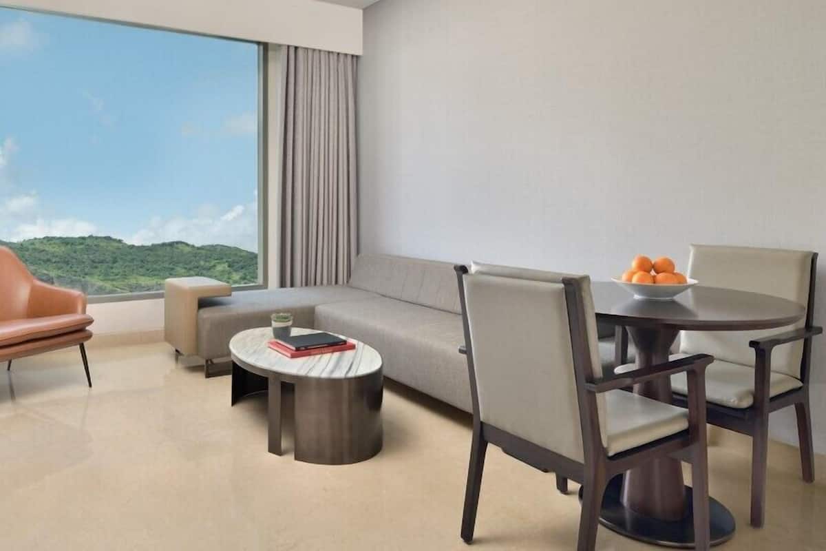 Suite, 1 King Bed, Non Smoking, Courtyard View