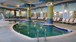 Alberca techada y alberca al aire libre