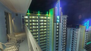 Ein Hotel mit mehreren Etagen, Balkonen und einem modernen architektonischen Design.