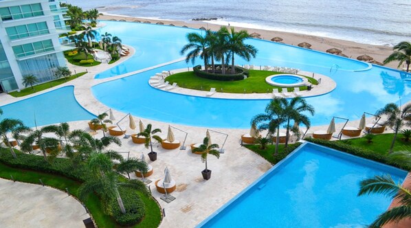 3 albercas al aire libre