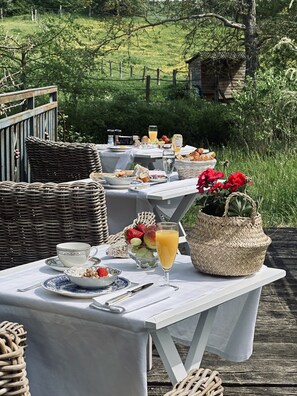 Daily continental breakfast (EUR 12.50 per person) - Moulin Le Fleurie  (Charenton-du-Cher)