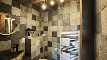 Sèche-cheveux, bidet, serviettes fournies, savon