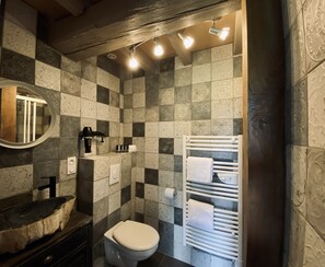 Hair dryer, bidet, towels, soap - Moulin Le Fleurie  (Charenton-du-Cher)