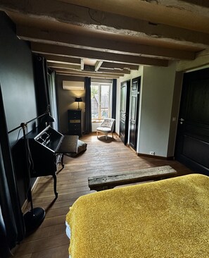 Decoración individual, escritorio, espacio para trabajar con un portátil