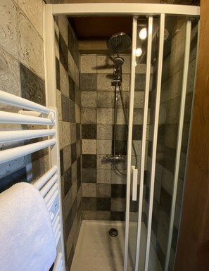 Séchoir à cheveux, bidet, serviettes fournies, savon