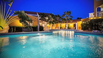 Hồ bơi ngoài trời, dù/ô trên bãi biển/hồ bơi, ghế dài tắm nắng