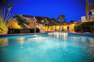 Una piscina al aire libre, sombrillas, tumbonas