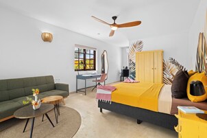 Habitación Deluxe doble, vistas a la piscina, planta baja | Escritorio y espacio para trabajar con un portátil