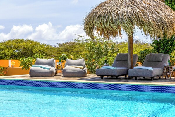 Piscine extérieure, parasols de plage, chaises longues