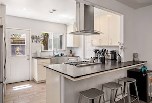 Jääkaappi, mikroaaltouuni, uuni, liesi