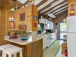 Fridge, microwave, oven, stovetop - Hooked on a Feeling- 2Br Lake Cabin, 2BR Lake Cabin (Tallapoosa County)