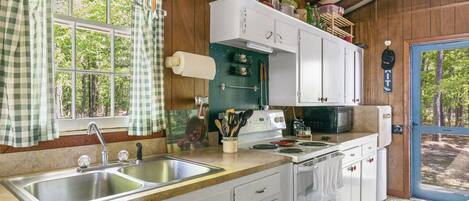 冷蔵庫、電子レンジ、オーブン、コンロ