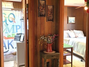 2 bedrooms, iron/ironing board, WiFi - Hooked on a Feeling- 2Br Lake Cabin, 2BR Lake Cabin (Tallapoosa County)