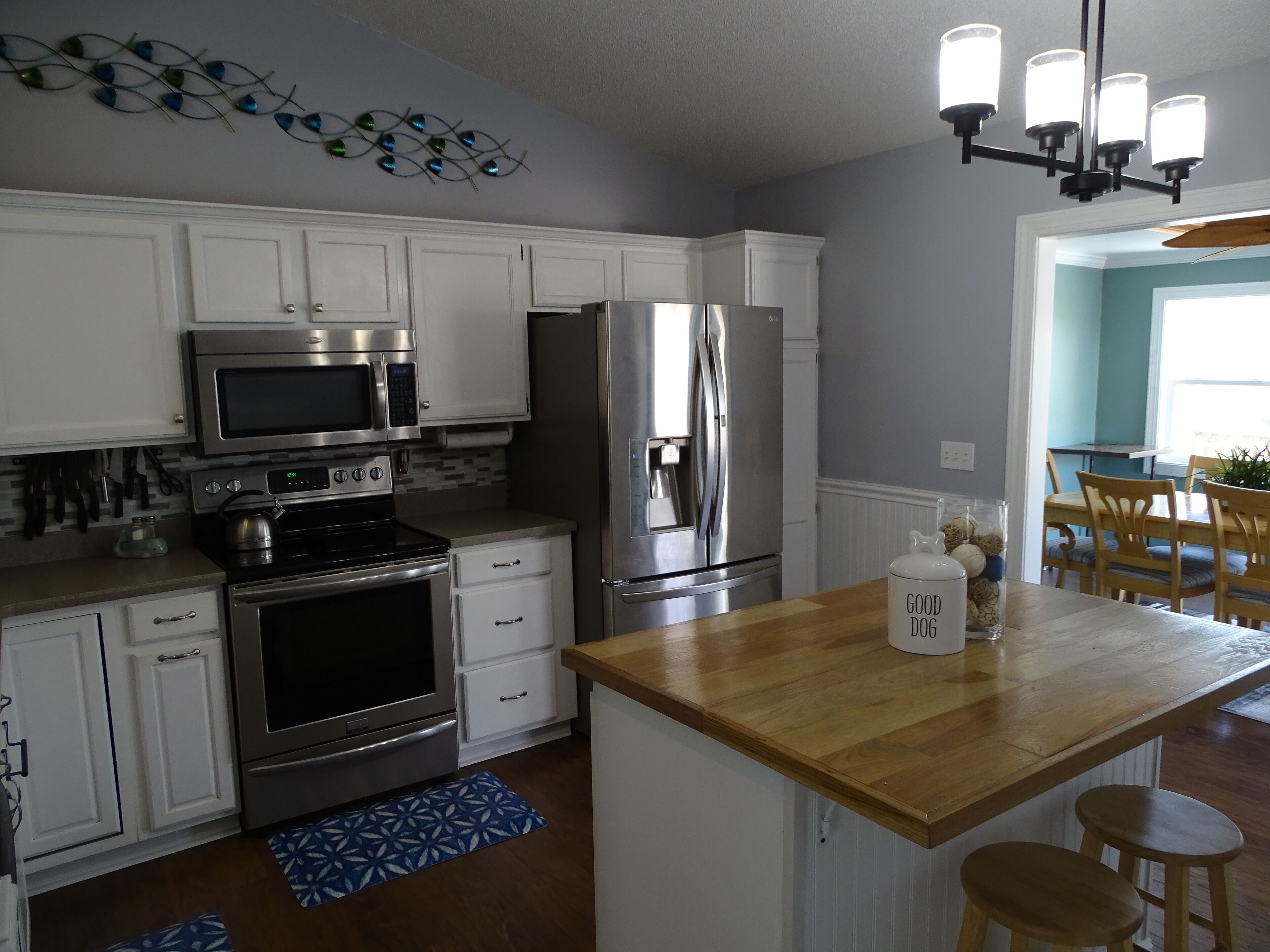 Jääkaappi, mikroaaltouuni, uuni, liesi